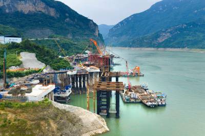 三峡枢纽江南成品油翻坝项目建设忙