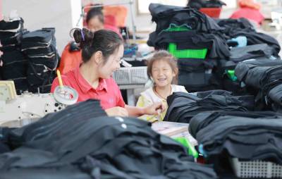 车间搬到家门口 顾家挣钱两不误