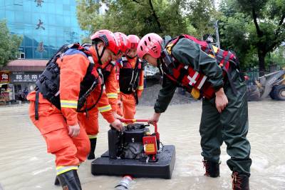 湖北保康：持续强降雨引发城市内涝 多部门冒雨奋战解民忧