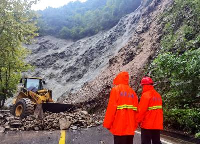 湖北保康：中断21小时的G241国道保康县过渡湾镇二堂村路段恢复通车（客户端采稿）