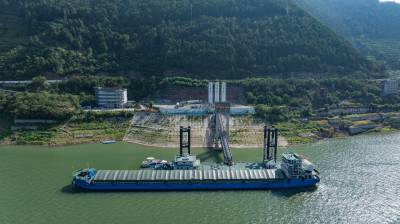 湖北秭归：LNG加注作业忙  守护长江生态屏障