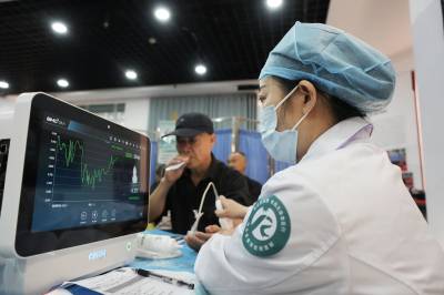 湖北咸丰：军医重走长征路 健康巡诊进老区