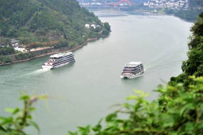 宜昌：假日“舟”游峡江山水 “两坝一峡”旅游火爆 