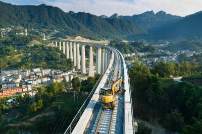 三峡枢纽茅坪港疏港铁路建设忙