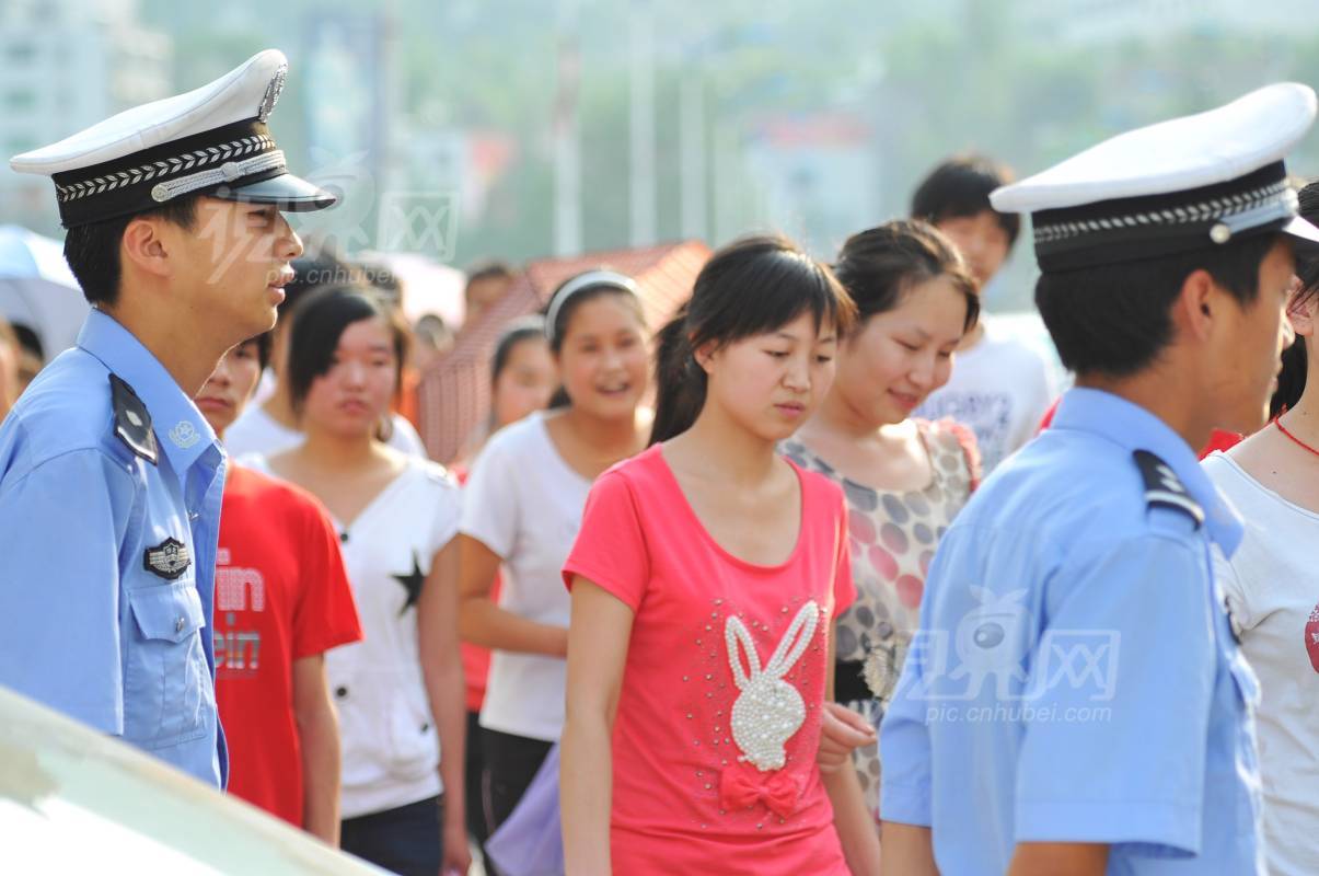 106935