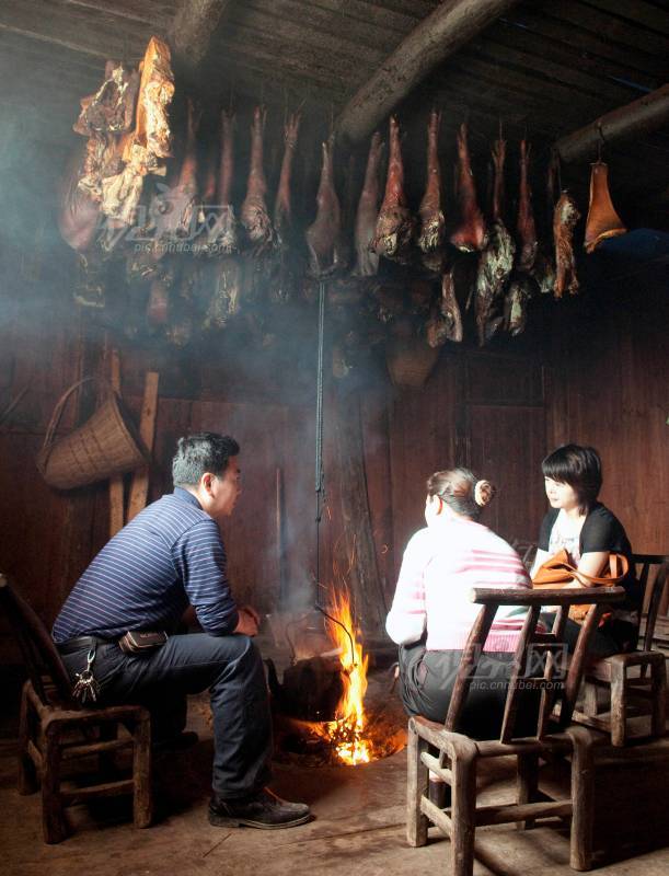 122827