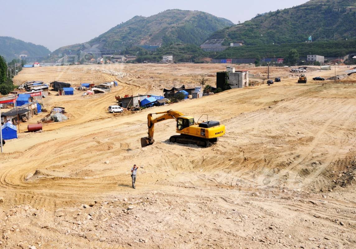 134377