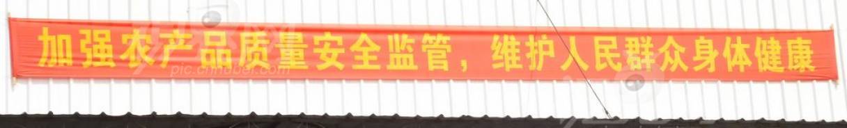 153136