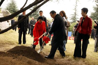2009年11月13日李鹏在三峡环保公园浇树