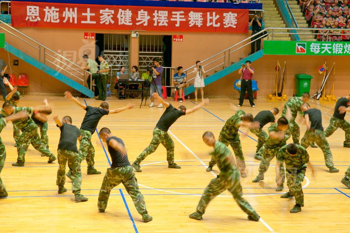 218883