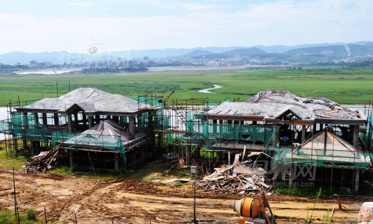 226879