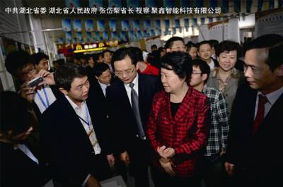 省委常委、副省长张岱梨出席参观青年张宏鑫的成果展