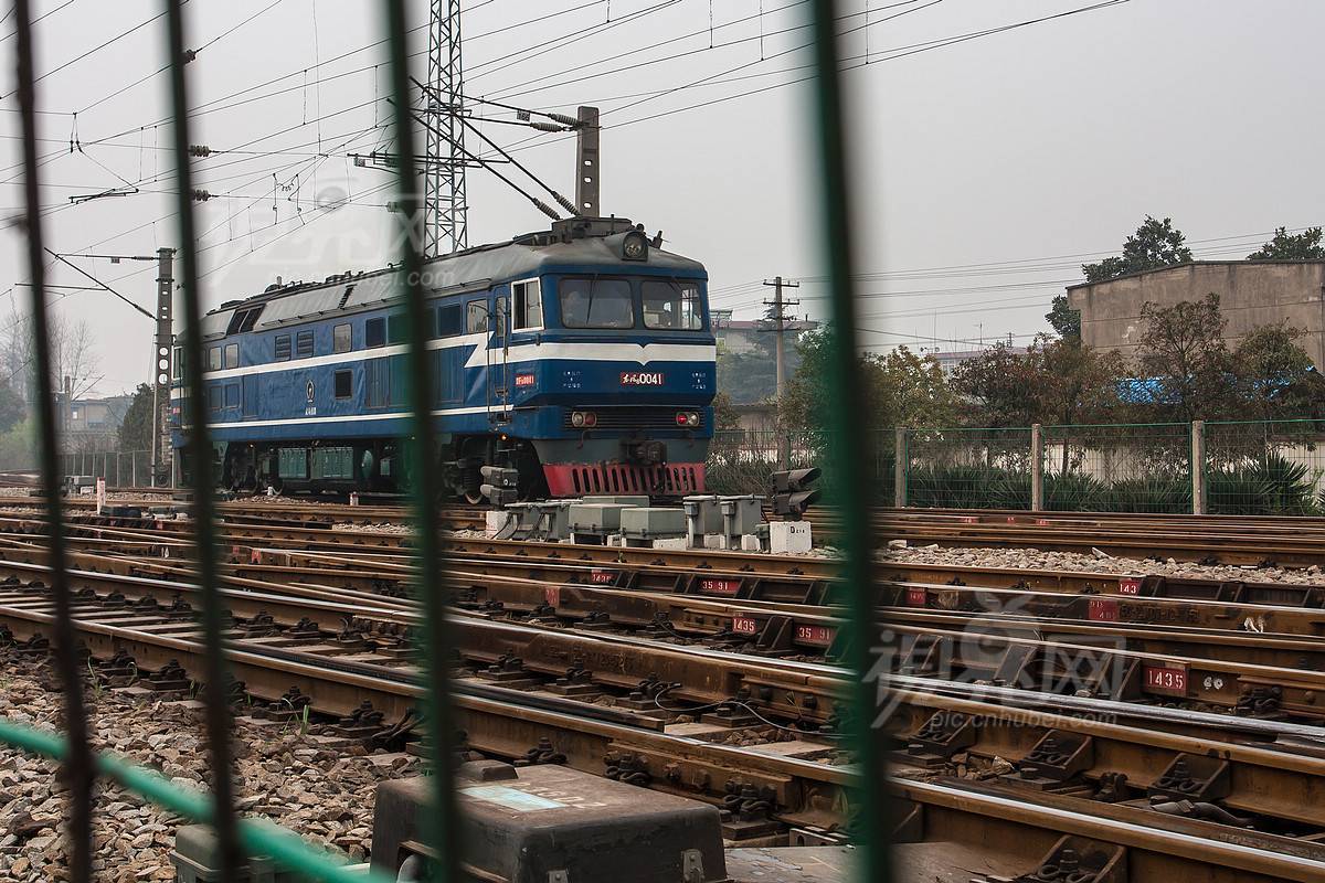 284005