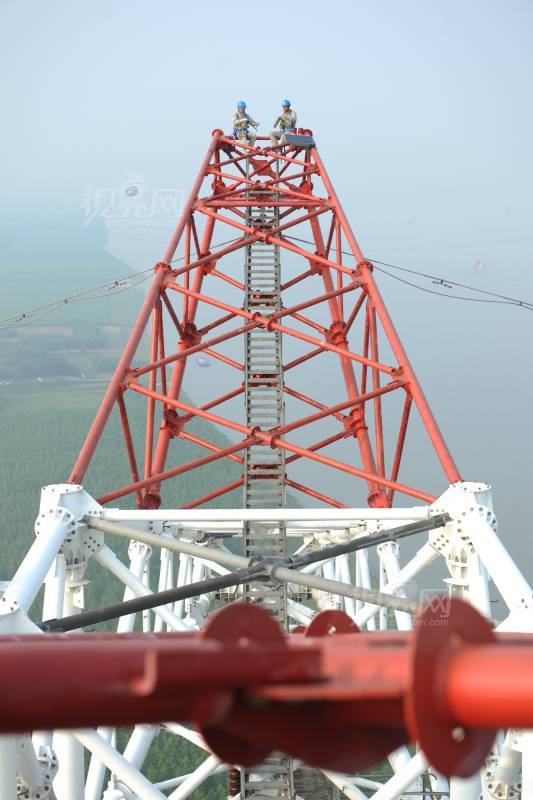 305547