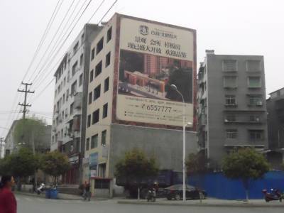 郧西惊现斜楼