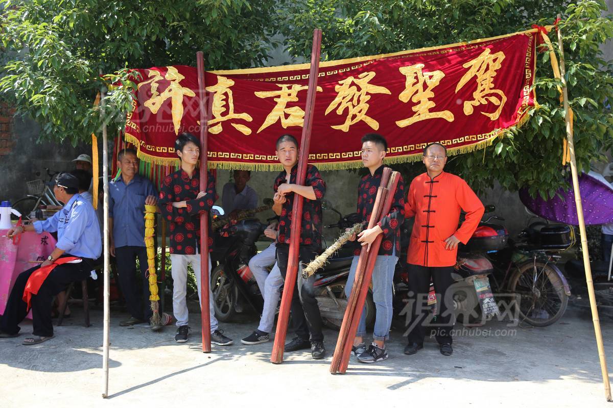 498996