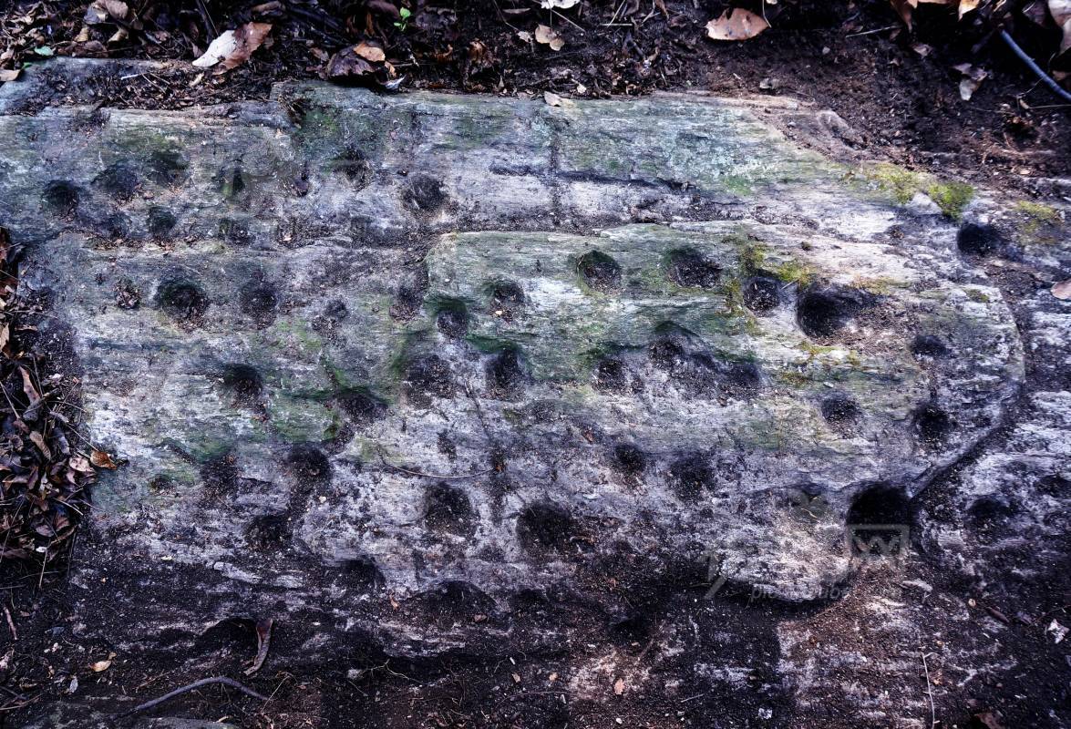518557