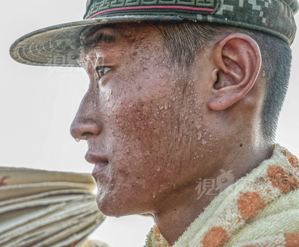 526895