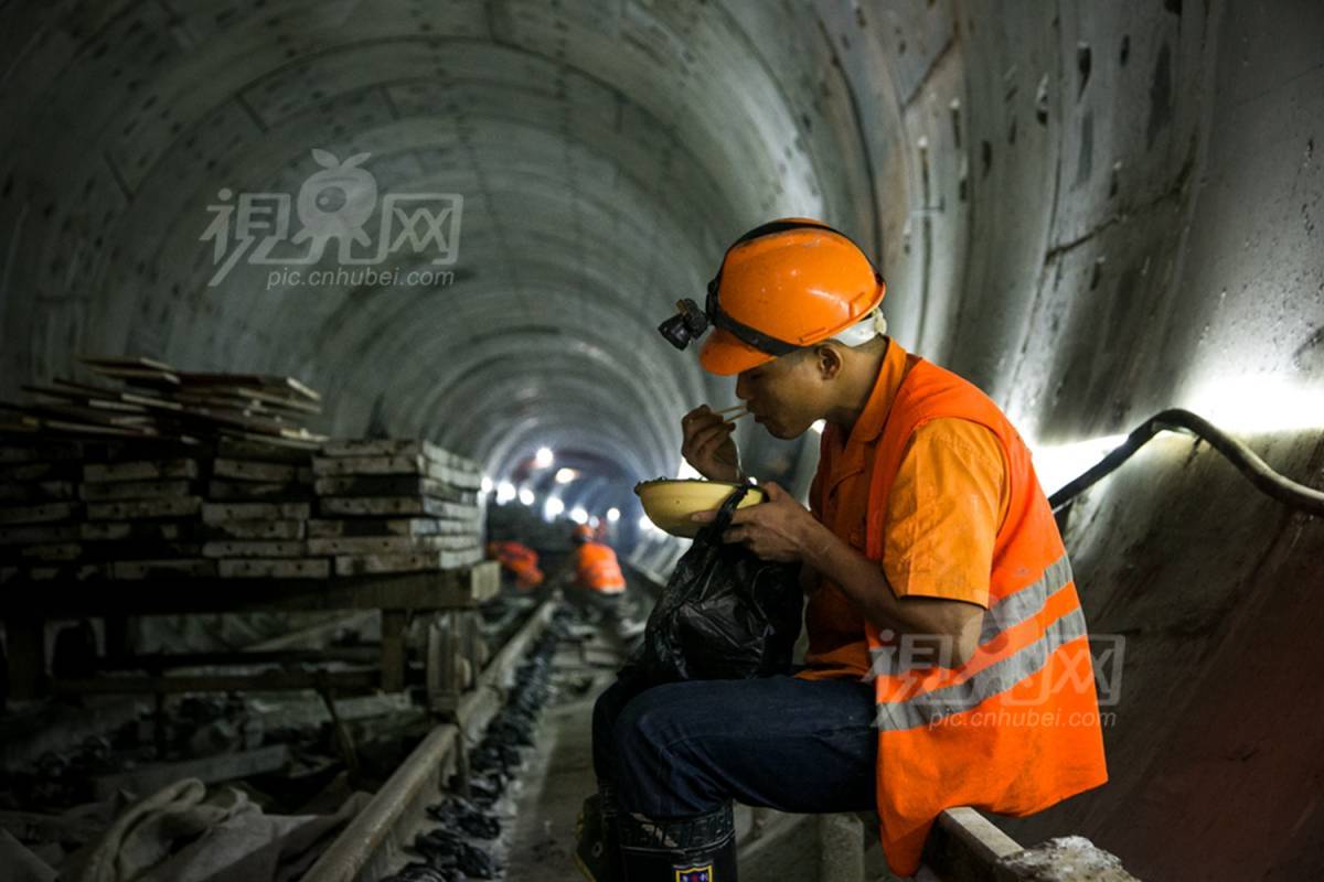 526963