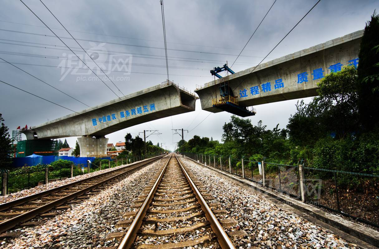 543861