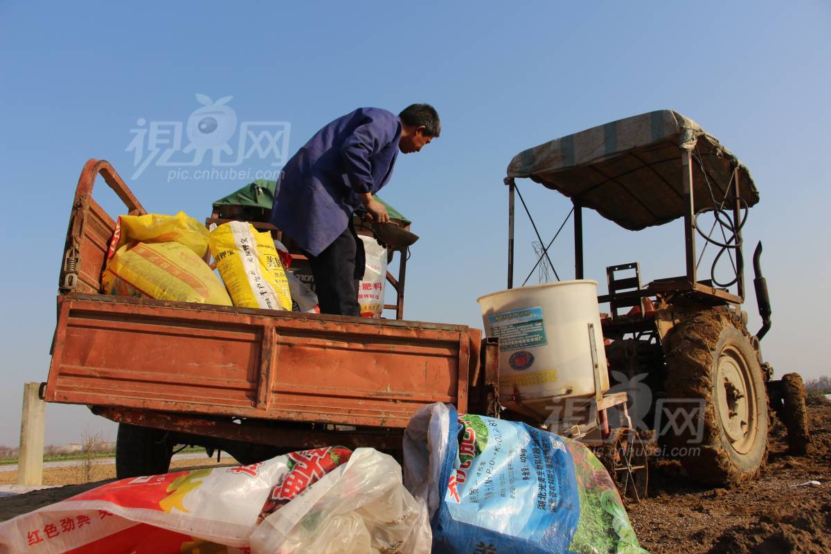 557300