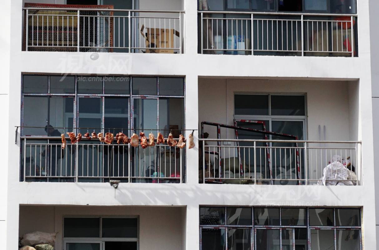 563220
