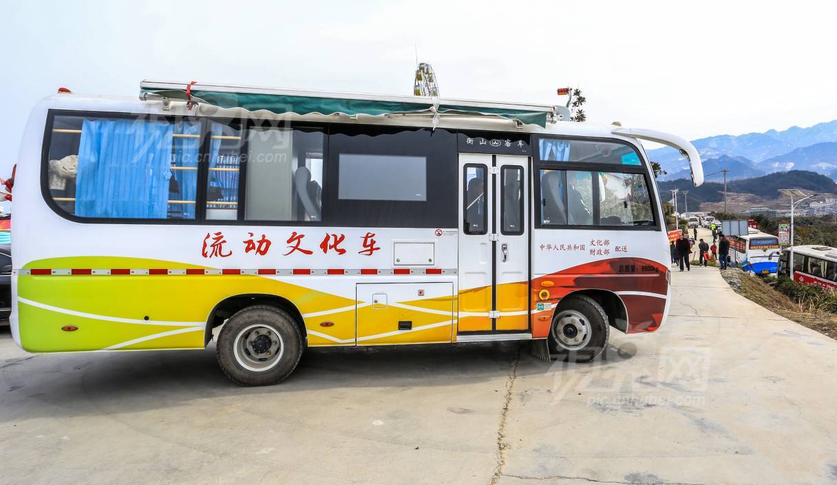 563253