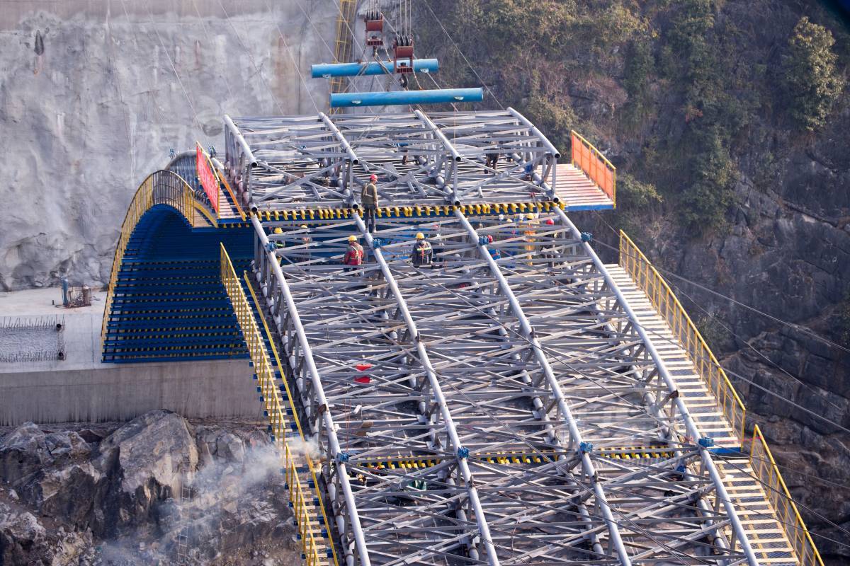 563301