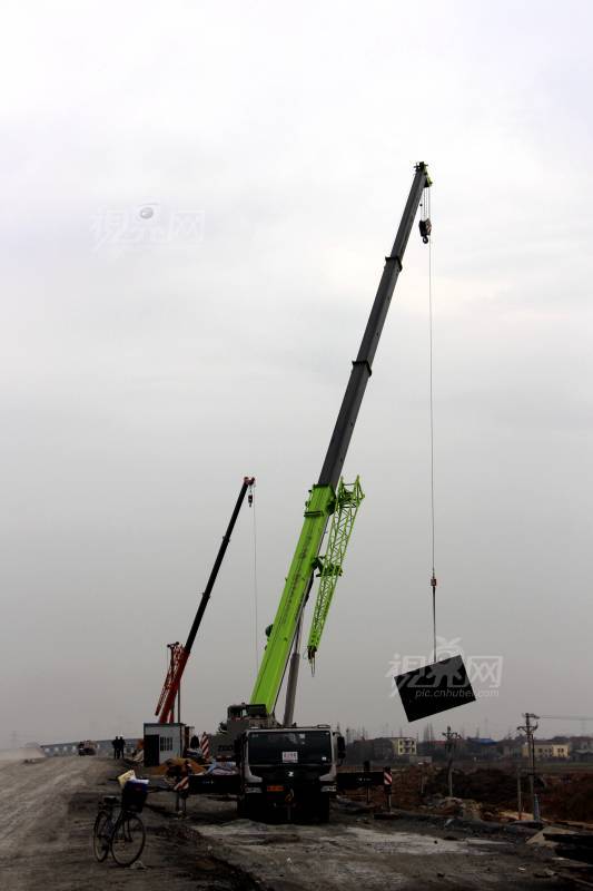 568033