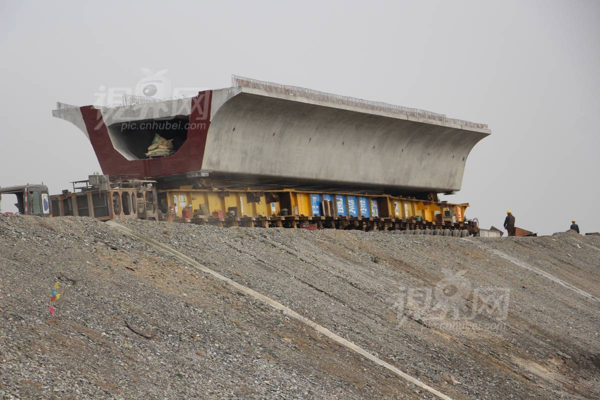 568042