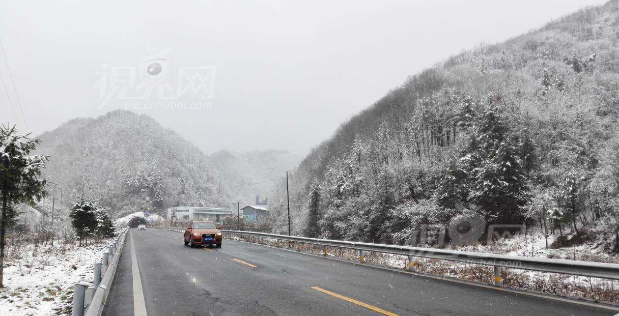 571819