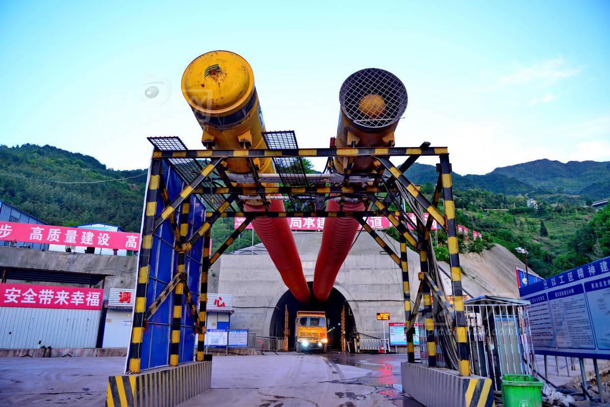 573526