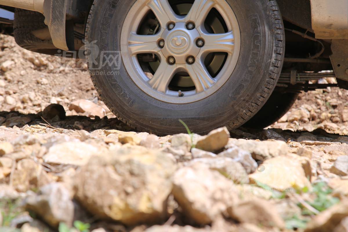 573830