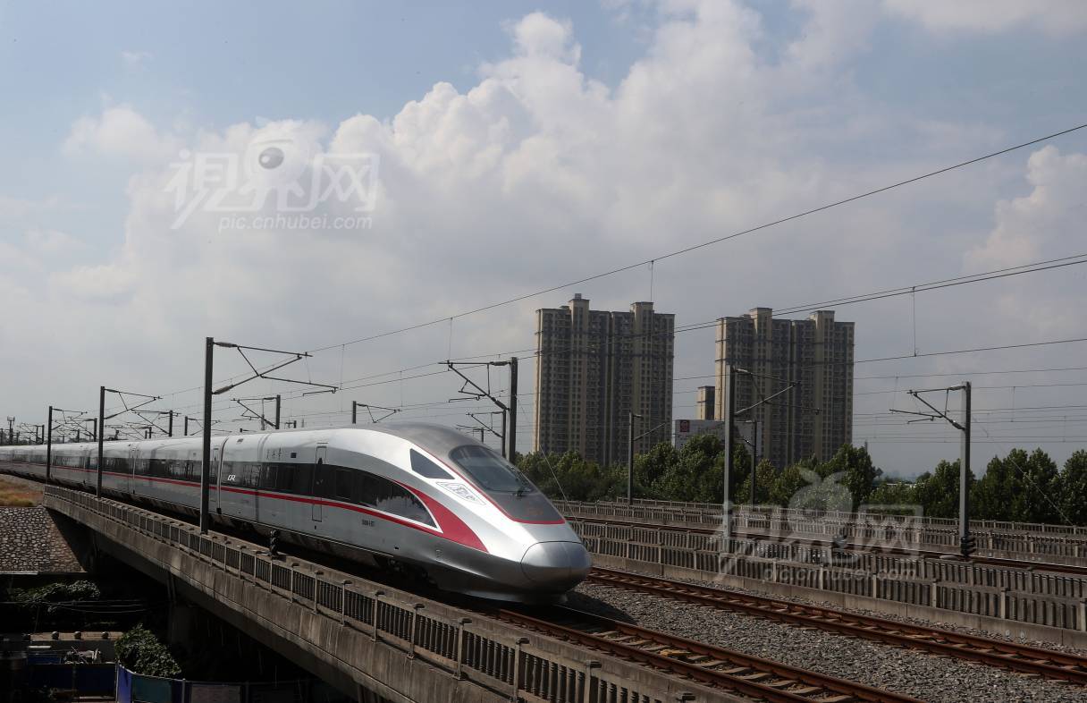 590738