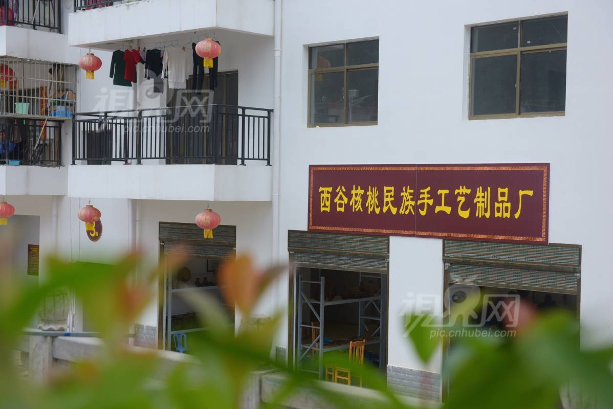 592812