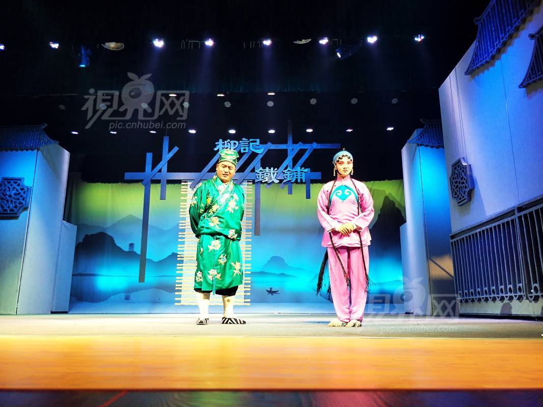 592985