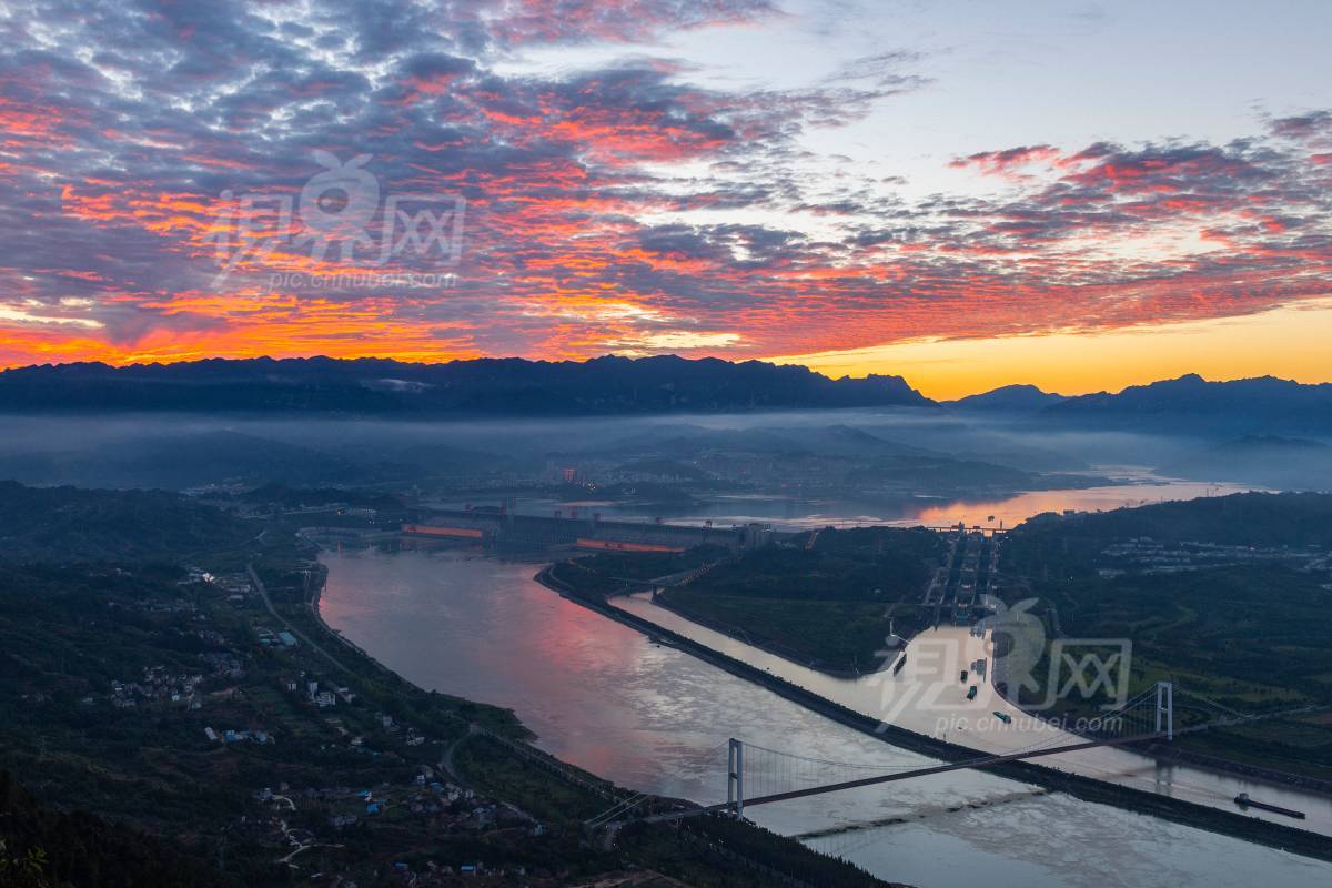 593437