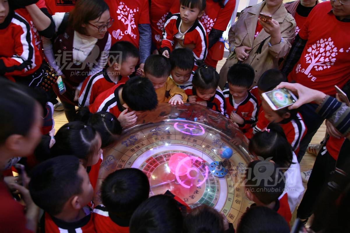 594305