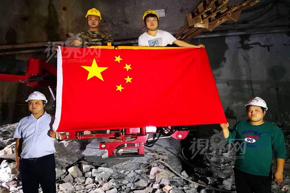 594560