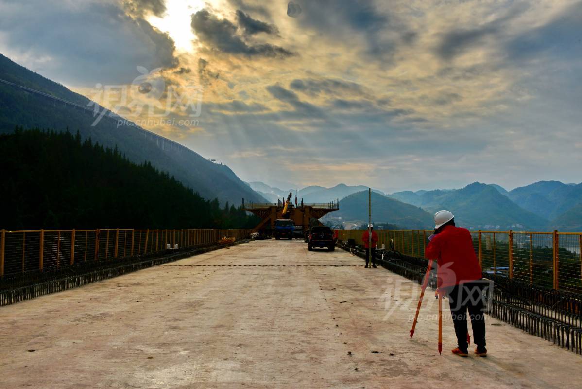 596255