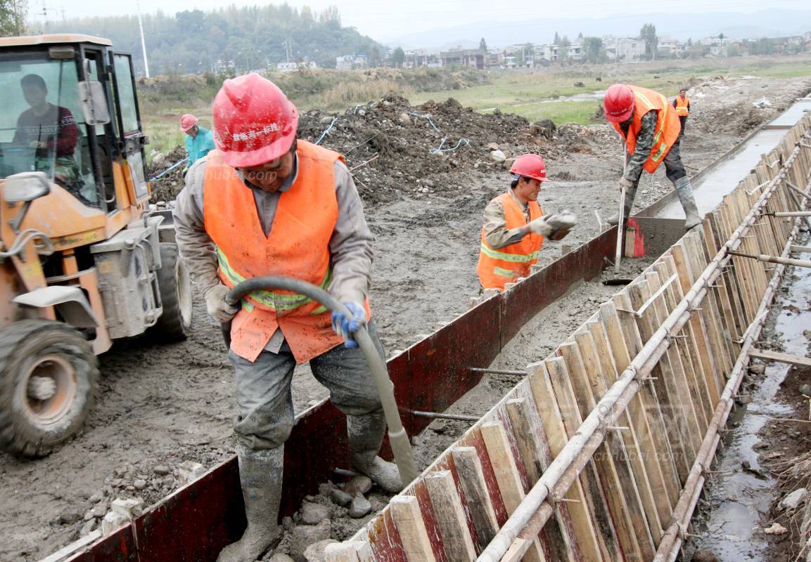 596998