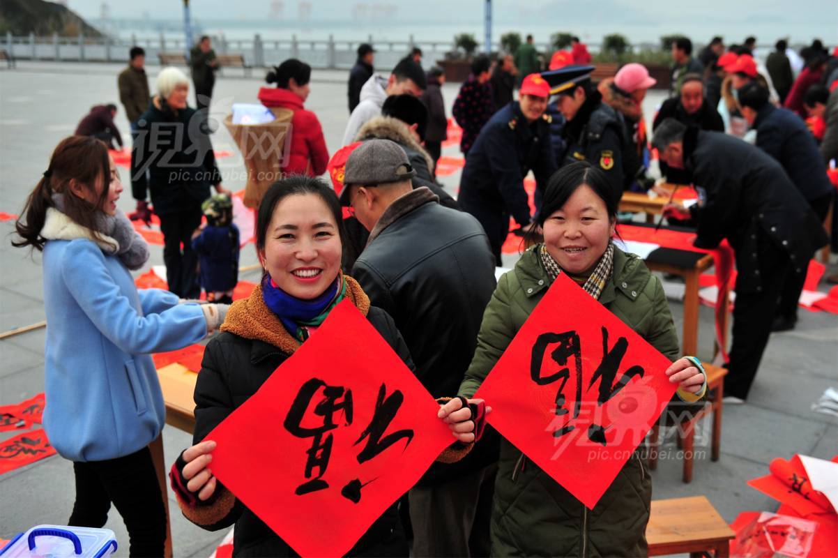 607884
