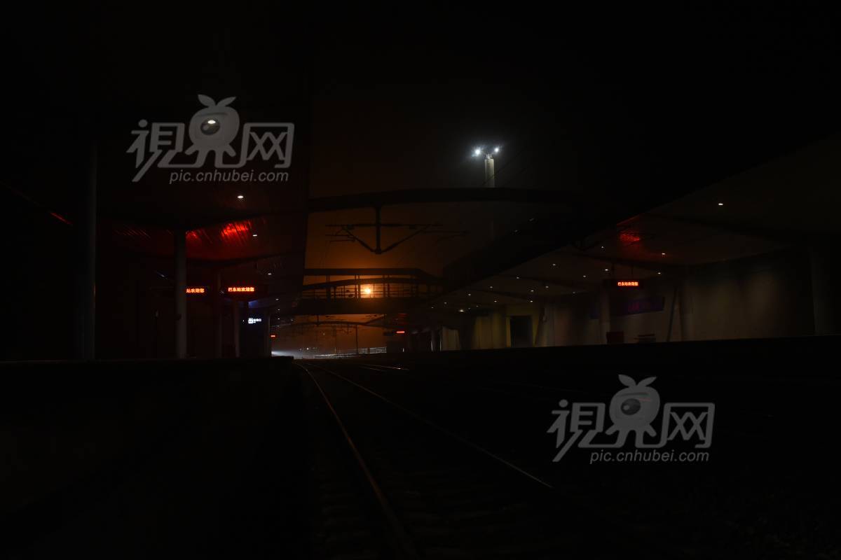607936