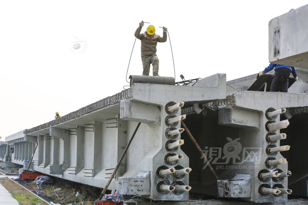 608493