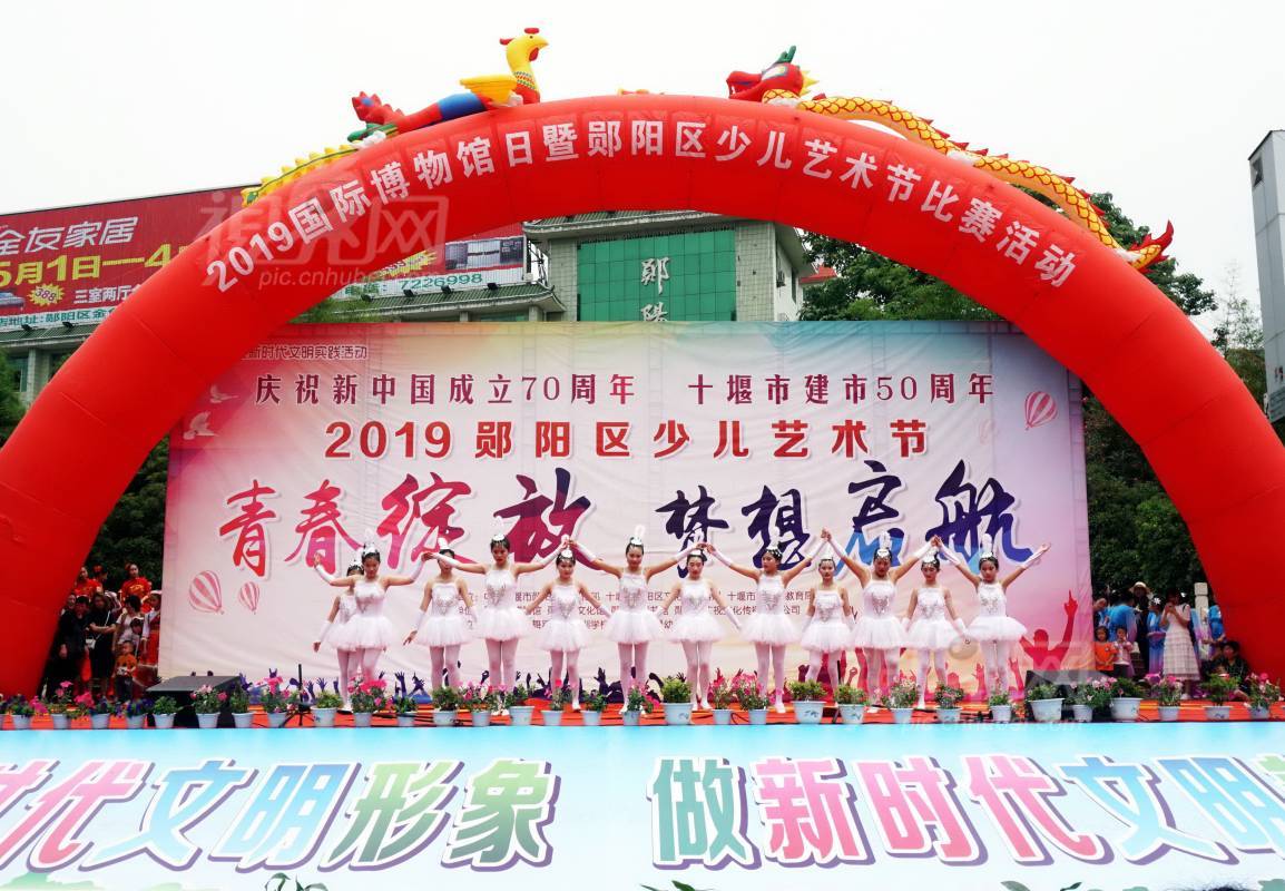 628020