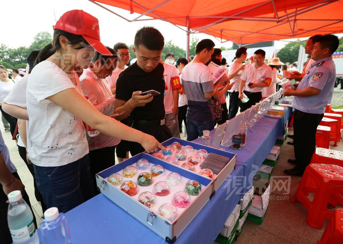 633941