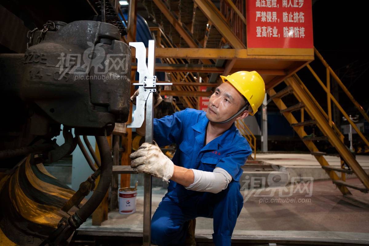 633957