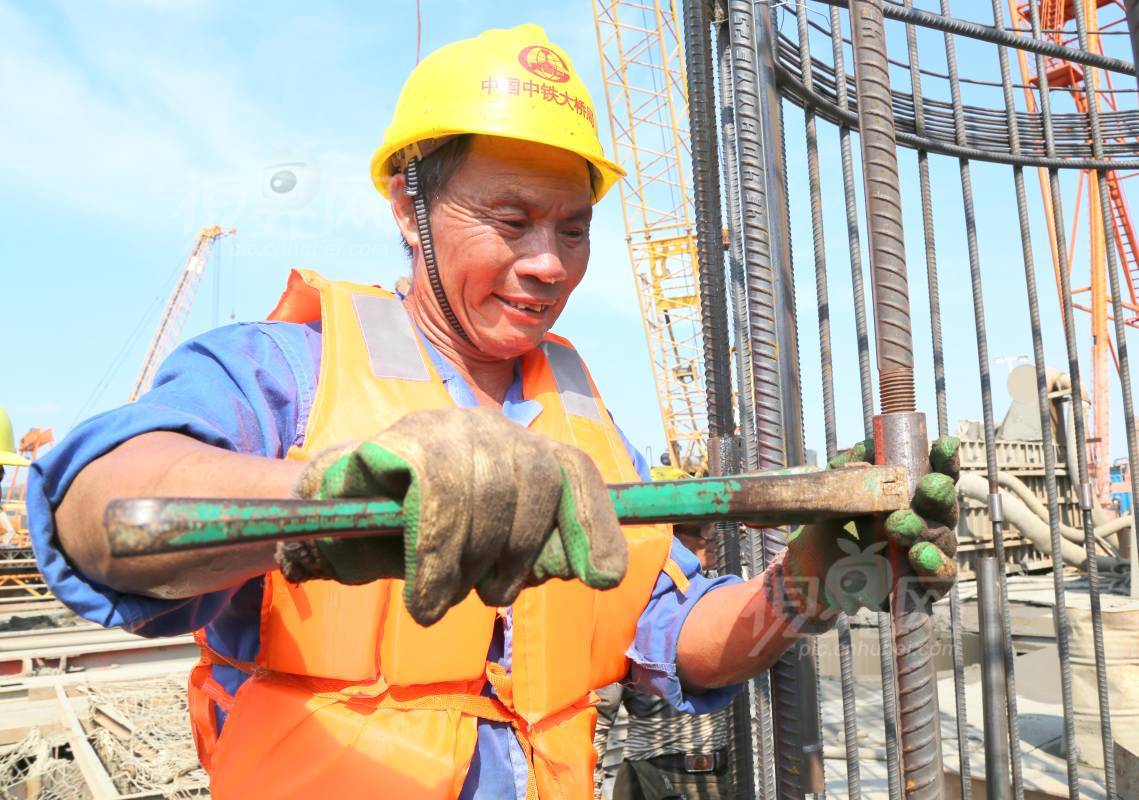 636713
