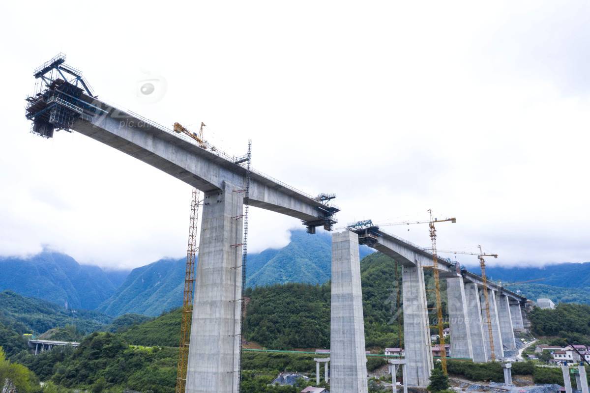 636918
