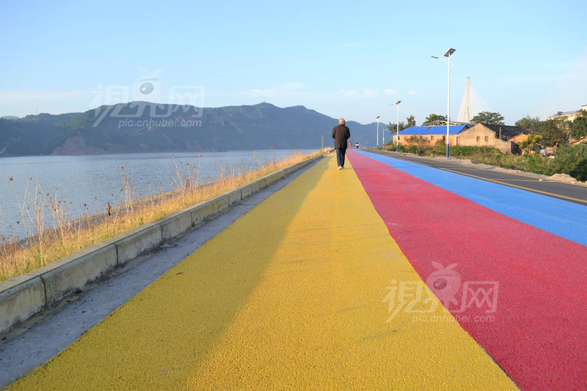 643944